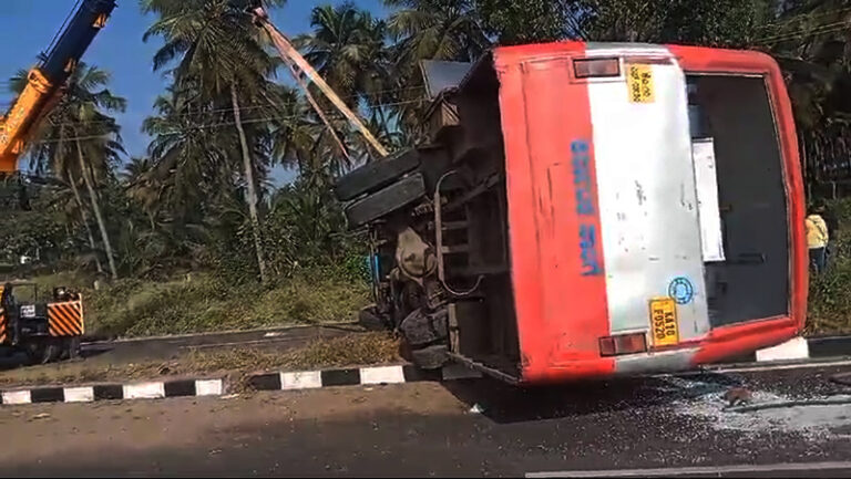 ಚಾಲಕನ ನಿಯಂತ್ರಣ ತಪ್ಪಿ KSRTC ಬಸ್ ಪಲ್ಟಿ