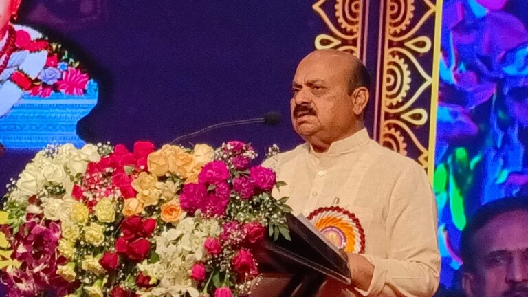 ಕಾಯಕ ಮಾಡುವವರಿಗೆ ಯಾವತ್ತೂ ಬಡತನ ಬರುವುದಿಲ್ಲ