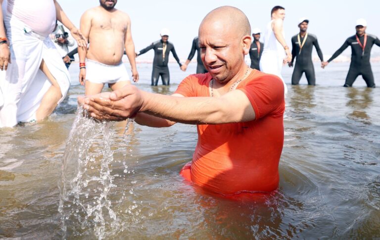 ಮಹಾಕುಂಭದಲ್ಲಿ ಸಚಿವ ಸಂಪುಟ ಸಭೆ: ಸಂಪುಟ ಸಹೋದ್ಯೋಗಿಗಳ ಜೊತೆ ಯೋಗಿ ತೀರ್ಥಸ್ನಾನ