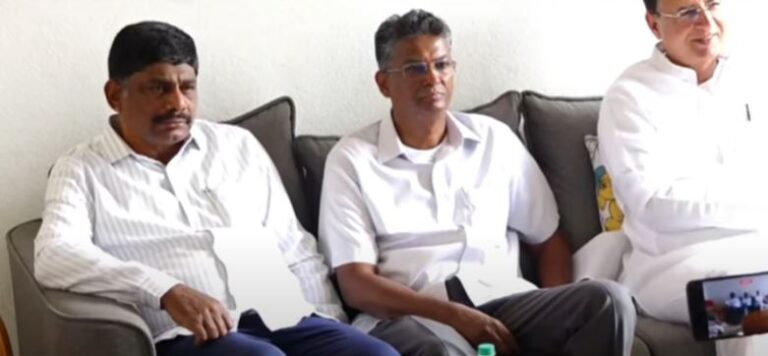 ಅಕ್ಕ-ಪಕ್ಕ ಕುಳಿತುಕೊಂಡ ಸತೀಶ್-ಡಿ.ಕೆ. ಸುರೇಶ