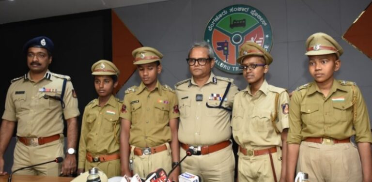 ಪೊಲೀಸ್ ಅಧಿಕಾರಿಯಾದ ನಾಲ್ಕು ಮಕ್ಕಳು