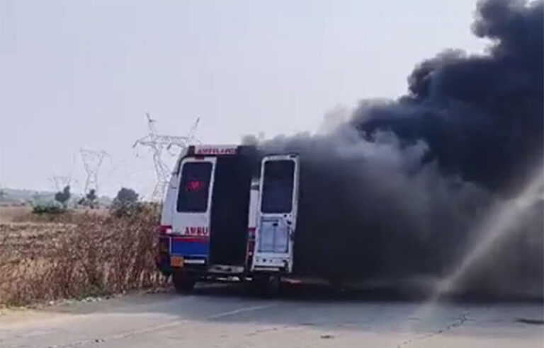 ಮೃತದೇಹ ಸಾಗಿಸುತ್ತಿದ್ದ ಆ್ಯಂಬುಲೆನ್ಸ್‌ನಲ್ಲಿ ಬೆಂಕಿ