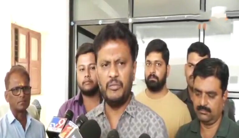 ಡಿಸೆಂಬರೊಳಗೆ ಡಿಸಿಎಂ – ಸಿಎಂ ಆಗುತ್ತಾರೆ: ರಕ್ತದಲ್ಲಿ ಬೇಕಾದ್ರೆ ಬರೆದು ಕೊಡ್ತೀನಿ