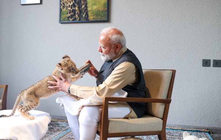 ಸಿಂಹದ ಮರಿಯೊಂದಿಗೆ ಪ್ರಧಾನಿ