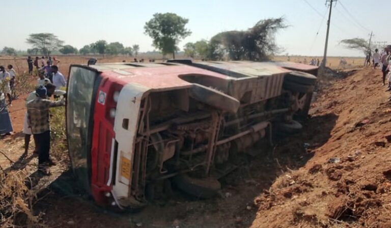 ಪಲ್ಟಿಯಾದ ಸಾರಿಗೆ ಬಸ್‌ ಹಲವರಿಗೆ ಗಾಯ