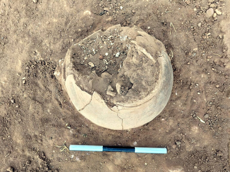 ಮೇಣಬಸದಿ ಬಳಿ ಮಡಿಕೆ, ನಾಣ್ಯ ಪತ್ತೆ..!