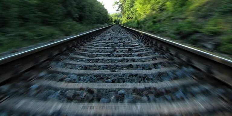 ರೈಲಿಗೆ ತಲೆ ಕೊಟ್ಟು ಯೋಧ ಅತ್ಮಹತ್ಯೆ