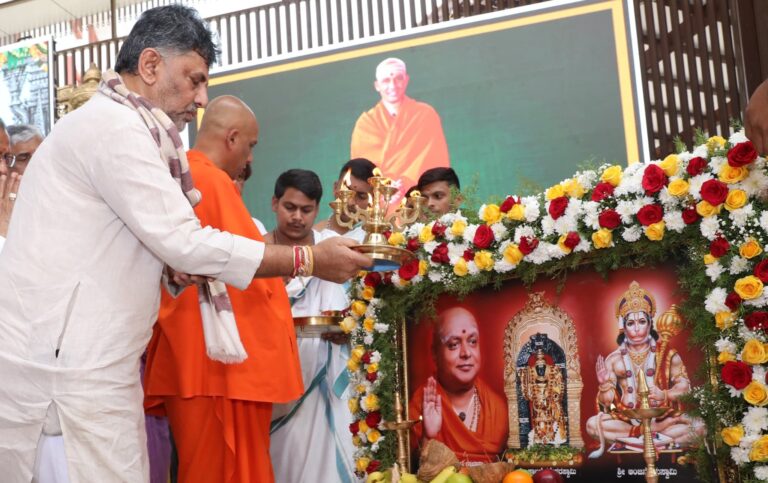 ಡಿಕೆಶಿ ಬಾಲಗಂಗಾಧರನಾಥ ಸ್ವಾಮೀಜಿಗೆ ಬಿಜಿಎಸ್ ಎನ್ನುವುದೇಕೆ..? ಡಿಕೆಶಿ ಬಾಲಗಂಗಾಧರನಾಥ ಸ್ವಾಮೀಜಿಗೆ ಬಿಜಿಎಸ್ ಎನ್ನುವುದೇಕೆ..?