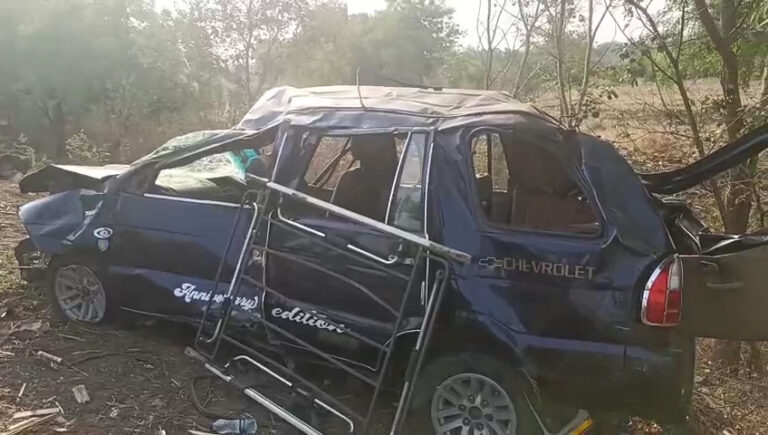 ರಸ್ತೆಯಲ್ಲಿ ಶ್ವಾನ ಅಡ್ಡಬಂದು ಅಪಘಾತ: ಮಗು ಸೇರಿ ಮೂವರ ಸಾವು