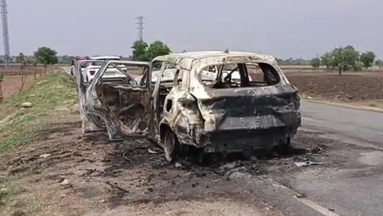 ಚಲಿಸುತ್ತಿದ್ದ ಕಾರಿನಲ್ಲಿ ಏಕಾಏಕಿ ಬೆಂಕಿ