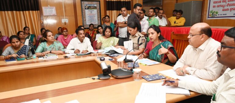 ಔಷಧಿ ಇದ್ರು, ಔಷಧಿ ಕೊಡ್ತಿಲ್ಲ: ಡಿಎಚ್‌ಒ, ಜಿಲ್ಲಾ ಸರ್ಜನ್‌ಗೆ ಡಾ.ನಾಗಲಕ್ಷ್ಮೀ ಚೌಧರಿ ತರಾಟೆ