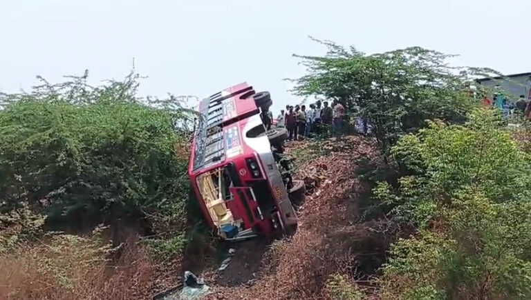ಚಾಲಕನ ನಿಯಂತ್ರಣ ತಪ್ಪಿ ಬ್ರಿಜ್ ಬಳಿ ಉರುಳಿದ ಸಾರಿಗೆ ಬಸ್ ತಪ್ಪಿದ ಭಾರಿ ಅನಾಹುತ