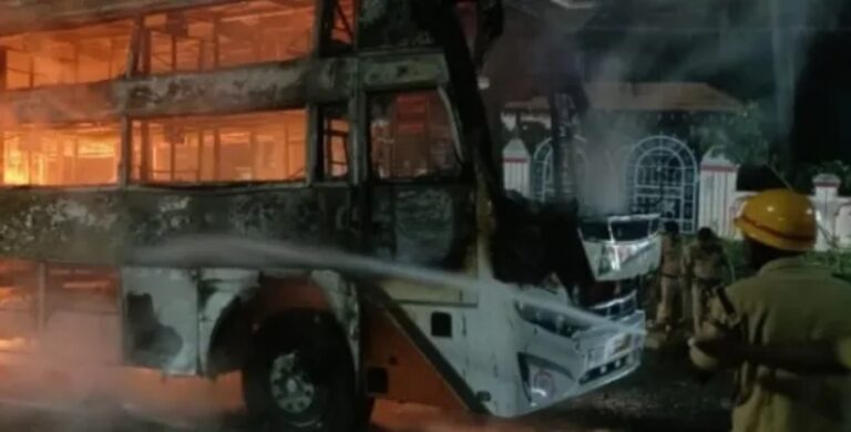 ಬೆಳ್ಳಂಬೆಳಗ್ಗೆ ಹೆದ್ದಾರಿಯಲ್ಲಿ ಹೊತ್ತಿ ಉರಿದ ಖಾಸಗಿ ಬಸ್