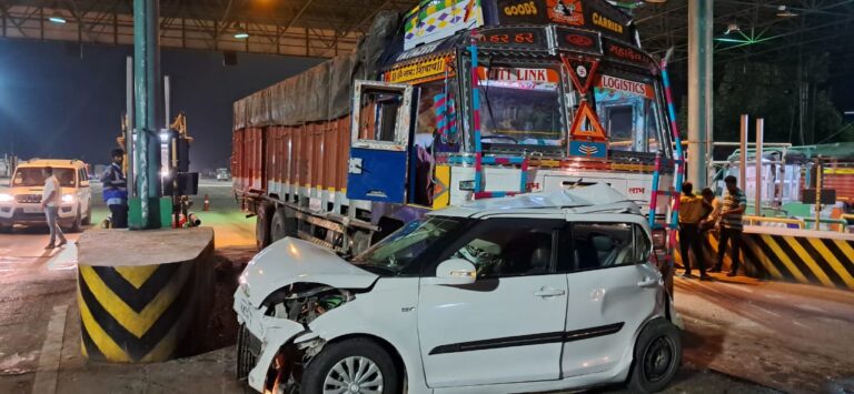 ಹೆಬ್ಬಾಳ್ ಟೋಲ್‌ನಲ್ಲಿ ನಿಂತಿದ್ದ ಕಾರಿಗೆ ಲಾರಿ ಡಿಕ್ಕಿ