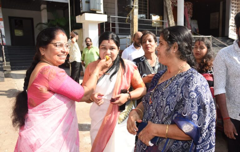 ಅಪರೇಷನ್ ಸಿಂದೂರ: ಸಿಹಿ ಹಂಚುವ ಮೂಲಕ ವಿಜಯೋತ್ಸವ