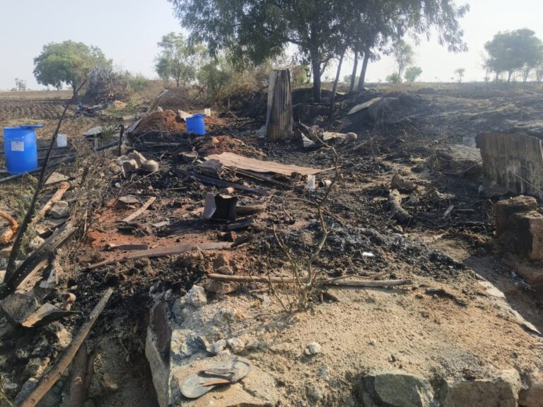 ಕಿಡಿಗೇಡಿಗಳಿಂದ ಗುಡಿಸಲಿಗೆ ಬೆಂಕಿ : ಆಕಳು ಸಜೀವ ದಹನ ಕಿಡಿಗೇಡಿಗಳಿಂದ ಗುಡಿಸಲಿಗೆ ಬೆಂಕಿ : ಆಕಳು ಸಜೀವ ದಹನ