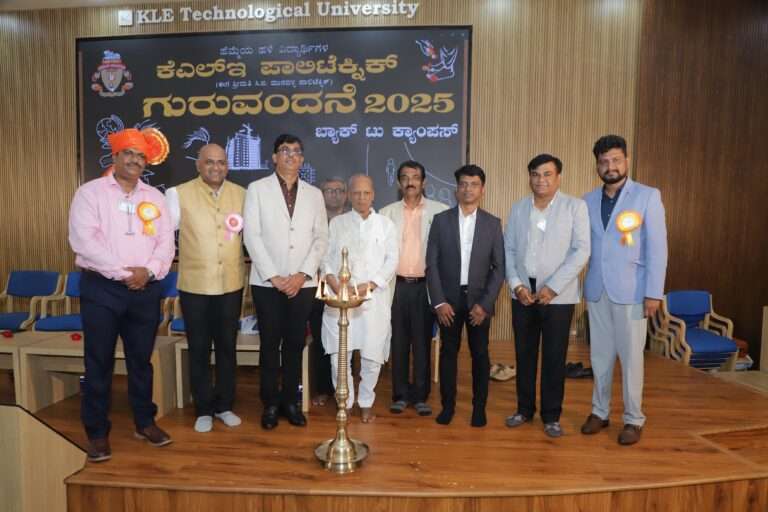 ಹಳೇ ವಿದ್ಯಾರ್ಥಿಗಳಿಂದ ಗುರುವಂದನೆ ಹಳೇ ವಿದ್ಯಾರ್ಥಿಗಳಿಂದ ಗುರುವಂದನೆ