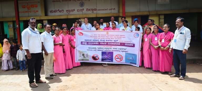 ಗುಲಾಬಿ ಹೂ ಕೊಟ್ಟು ದುಶ್ಚಟ ಬಿಡುವಂತೆ  ಮನವಿ