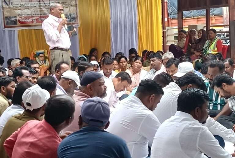 ಪೌರಸೇವಾ ನೌಕರರ ಮುಷ್ಕರದ ಮೂರನೇ ದಿನ :ವಿಧಾನಸೌಧಕ್ಕೆ ಮುತ್ತಿಗೆ ಹಾಕಲು ಸಲಹೆ