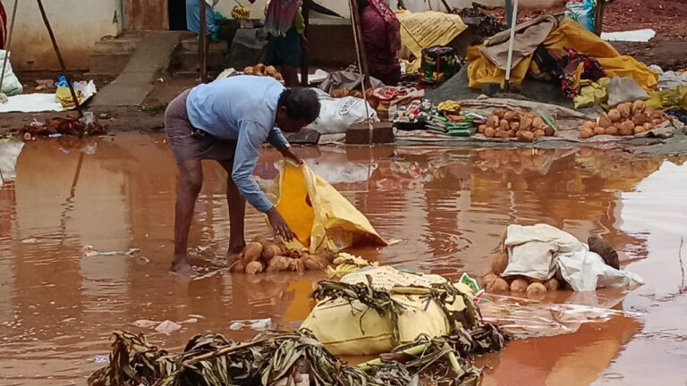 ಅಳಗವಾಡಿ ಶ್ರೀ ಕಣಿವೆ ಮಾರಮ್ಮದೇವಿ ಜಾತ್ರೆ: ಮಳೆಗೆ ನೀರಿನಲ್ಲಿ ತೇಲಾಡಿದ ತೆಂಗಿನ ಕಾಯಿ, ಬಾಳೆಹಣ್ಣು