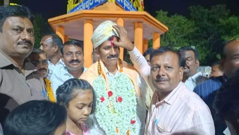 ಸೈನಿಕಗೆ ತಿಲಕವಿಟ್ಟು ಬೀಳ್ಕೊಡುಗೆ