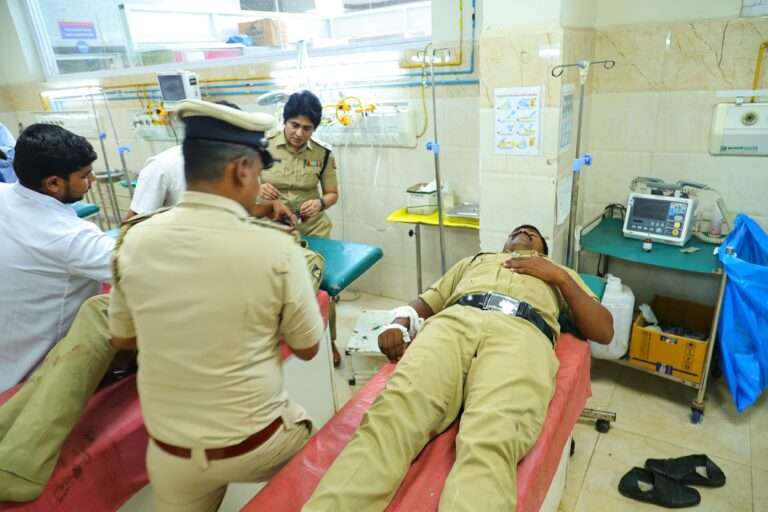 ಪೇದೆಗಳ‌ ಮೇಲೆ ಹಲ್ಲೆ ನಡೆಸಿ ಪರಾರಿಯಾಗಲು ಯತ್ನಿಸಿದ ಆರೋಪಿ ‌ಮೇಲೆ ಫೈರಿಂಗ್