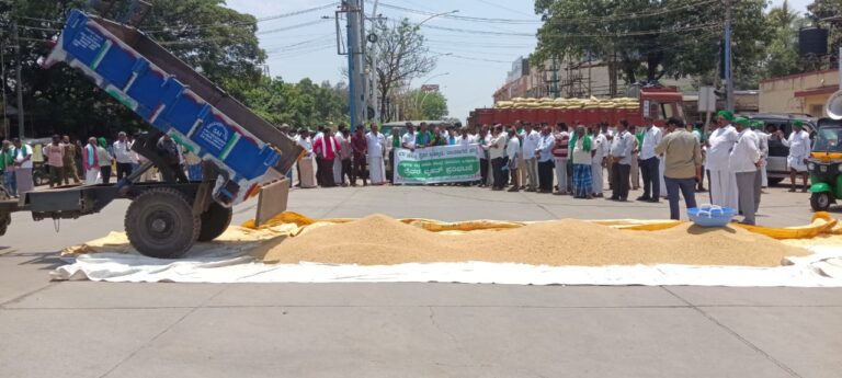 ಭತ್ತ ಖರೀದಿ ಕೇಂದ್ರಕ್ಕೆ ಒತ್ತಾಯಿಸಿ, ರಸ್ತೆಯಲ್ಲೇ ಭತ್ತ ಸುರಿದು ರೈತರ ಪ್ರತಿಭಟನೆ