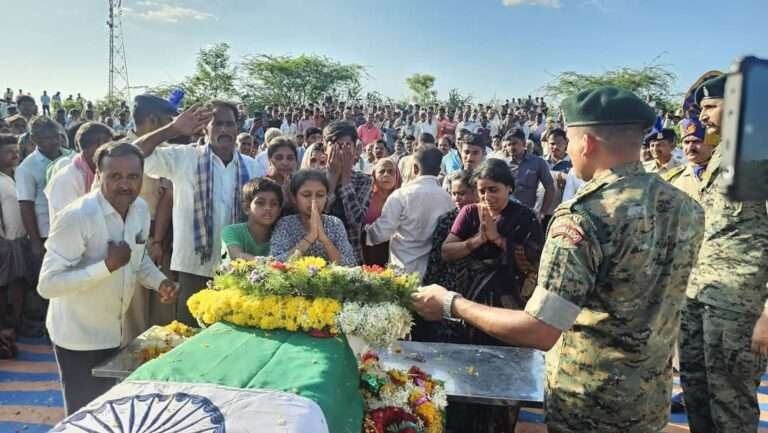 ಸಕಲ ಸರ್ಕಾರಿ ಗೌರವದೊಂದಿಗೆ ವೀರ ಯೋಧ ಶೇಖಪ್ಪ ಅಂಕಲಿ ಅಂತ್ಯಕ್ರಿಯೆ