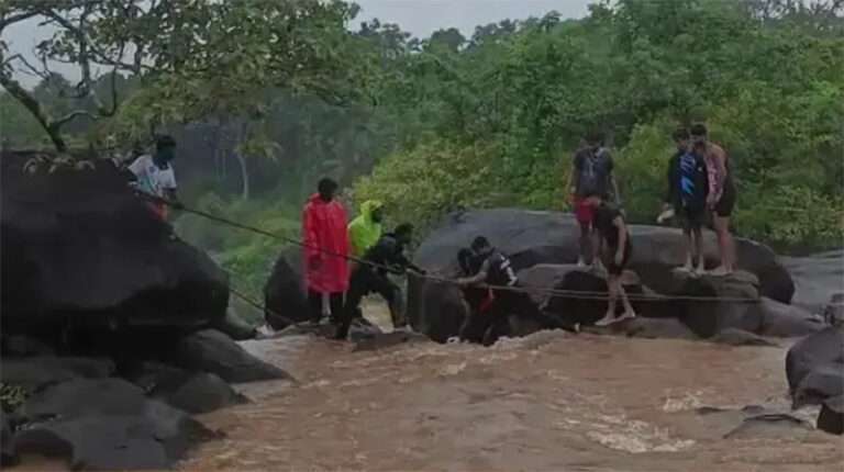 ಪುತ್ತಿಗೆ ಎರುಗುಂಡಿ ಫಾಲ್ಸ್: ಪ್ರವಾಸಿಗರ ರಕ್ಷಣೆ