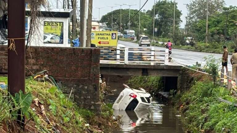ರಾಜಕಾಲುವೆಗೆ ಬಿದ್ದ ಕಾರು