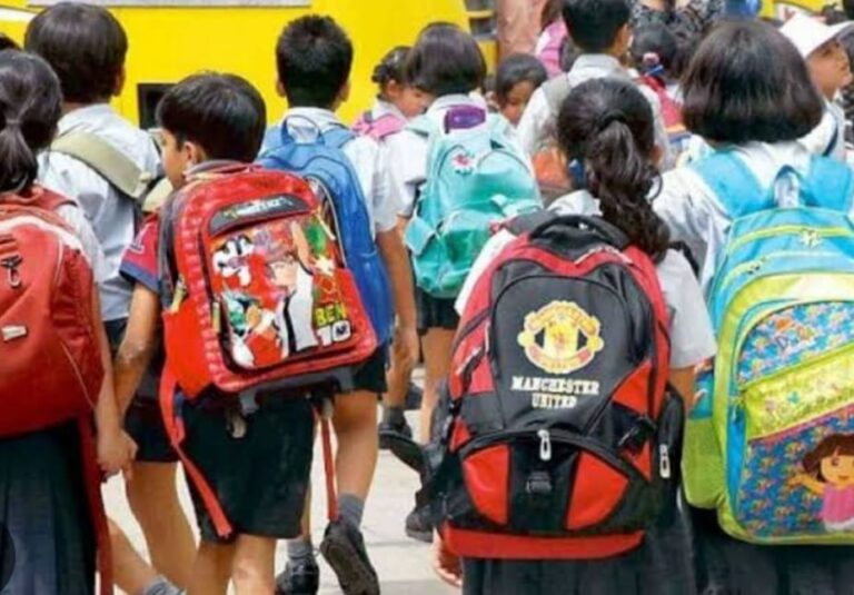 ಜಾರಿಯಾಗದ ಸರ್ಕಾರಿ ಆದೇಶ: ವಿದ್ಯಾರ್ಥಿಗಳ ಬೆನ್ನಿಗೆ ಭಾರವಾದ ಬ್ಯಾಗಿನ ಹೊರೆ