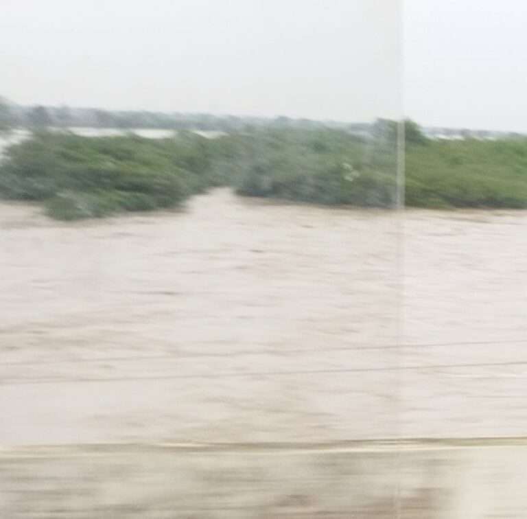 ಉಕ್ಕಿ ಹರಿದ ಬೆಣ್ಣೆಹಳ್ಳ, ತುಪ್ಪರಿಹಳ್ಳಭಾರಿ ಮಳೆ ಮುನ್ಸೂಚನೆ ಹಿನ್ನೆಲೆ; ನವಲಗುಂದ ತಾಲೂಕಿನಲ್ಲಿ ಶಾಲಾ ಕಾಲೇಜಿಗೆ ರಜೆ ಘೋಷಣೆ