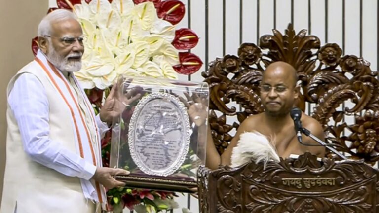 ಪ್ರಧಾನಿ ಮೋದಿಗೆ `ಧರ್ಮ ಚಕ್ರವರ್ತಿ’ ಬಿರುದು ಪ್ರದಾನ ಪ್ರಧಾನಿ ಮೋದಿಗೆ `ಧರ್ಮ ಚಕ್ರವರ್ತಿ’ ಬಿರುದು ಪ್ರದಾನ