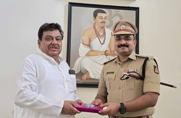 ಬ್ಯಾಂಕ್ ದರೋಡೆ ಪ್ರಕರಣ ಭೇದಿಸಿದ ಪೊಲೀಸರ ಕಾರ್ಯಕ್ಕೆ ಸಚಿವರ ಶ್ಲಾಘನೆ ಬ್ಯಾಂಕ್ ದರೋಡೆ ಪ್ರಕರಣ ಭೇದಿಸಿದ ಪೊಲೀಸರ ಕಾರ್ಯಕ್ಕೆ ಸಚಿವರ ಶ್ಲಾಘನೆ