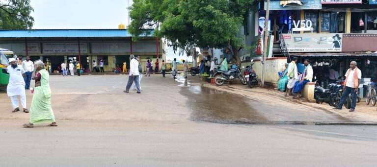 ಕುಳಗೇರಿ ಬಸ್ ನಿಲ್ದಾಣದ ತುಂಬೆಲ್ಲ ಶೌಚಾಲಯದ ನೀರು