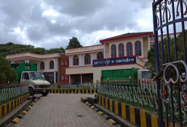 ದಾಂಡೇಲಿ ನಗರಸಭೆಯ ಕಛೇರಿ ಕೆಲಸಗಳಿಗೆ ನಾಗರಿಕರ ಪರದಾಟ