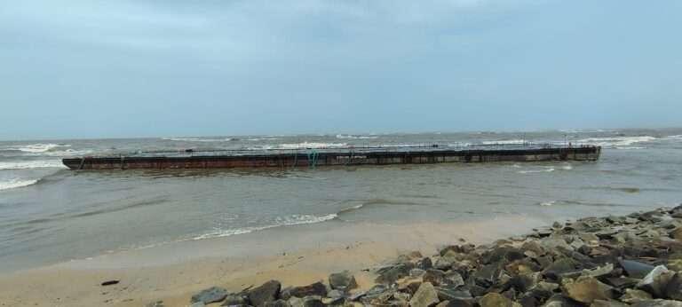 ಭಟ್ಕಳ ಸಮುದ್ರ ತೀರಕ್ಕೆ ತೇಲಿ ಬಂದ ಕಂಟೈನರ್