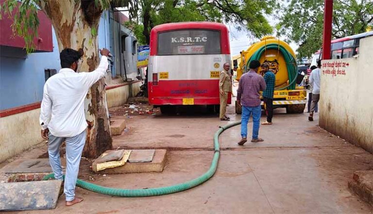 ವರದಿ ಮಾಡಿದ 24 ಗಂಟೆಯೊಳಗೆ ಸ್ವಚ್ಚತೆ ಕಂಡ ಕುಳಗೇರಿ ಕ್ರಾಸ್ ಬಸ್ ನಿಲ್ದಾಣ: ಪತ್ರಿಕೆಗೆ ದನ್ಯವಾದ ಹೇಳಿದ ಗ್ರಾಮಸ್ಥರು