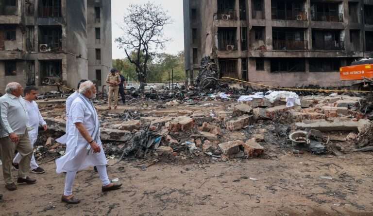 ವಿಮಾನ ದುರಂತ ಸ್ಥಳಕ್ಕೆ ನರೇಂದ್ರ ಮೋದಿ ಭೇಟಿ