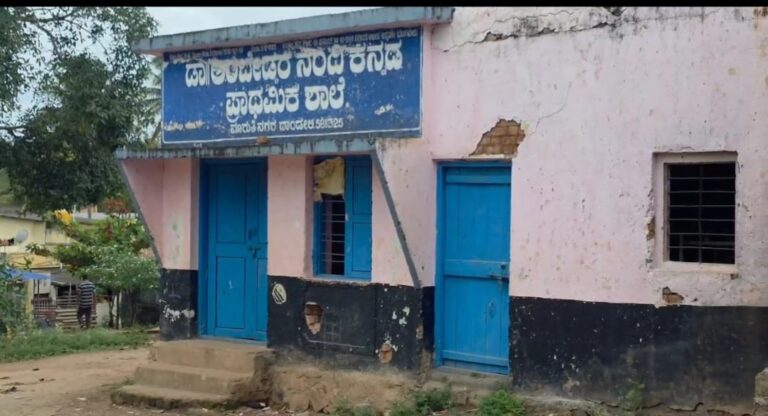 ಮುಚ್ಚಿರುವ ದಾಂಡೇಲಿ ಶಾಲೆ: ಲೀಸ್‌ ಭೂಮಿ ಮರಳಿ ಪಡೆಯುವಂತೆ ನಗರಸಭೆಗೆ ಆಗ್ರಹ