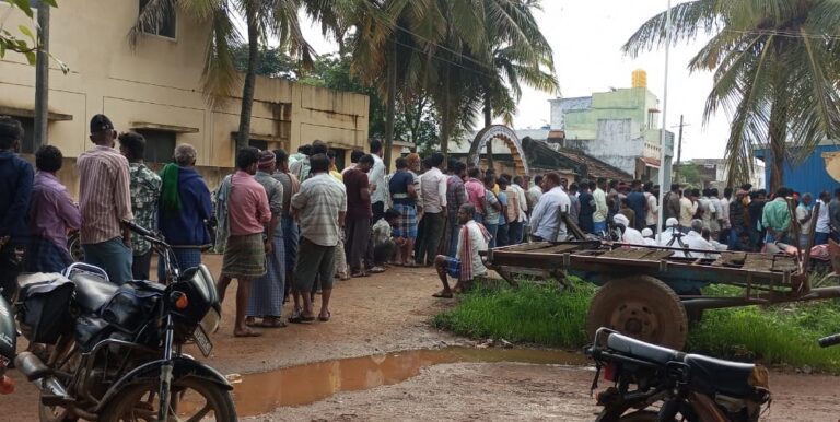 ಉತ್ತಮ ಮಳೆ; ಗೊಬ್ಬರಕ್ಕಾಗಿ ರೈತರ ಪರದಾಟ, ಅಂಗಡಿಗಳಿಗೆ ಬೀಗ