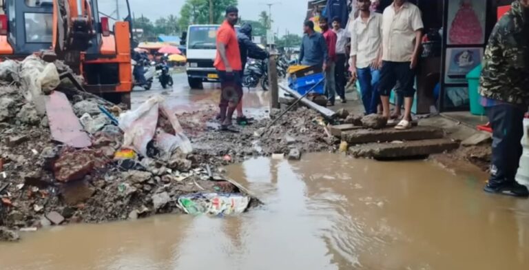 ದಾಂಡೇಲಿಯಲ್ಲಿ ಸುರಿದ ಮಳೆಗೆ ಮನೆಗಳಿಗೆ ನುಗ್ಗಿದ ಚರಂಡಿಯ ಕೊಳಚೆ ನೀರು