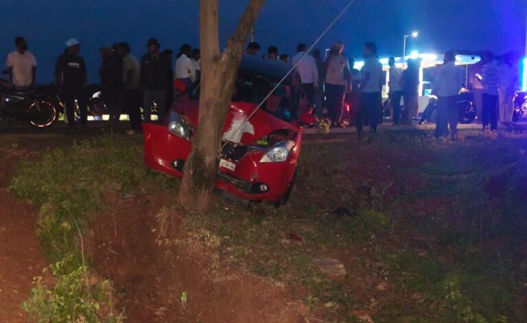 ವಿದ್ಯುತ್ ಕಂಬಕ್ಕೆ ಡಿಕ್ಕಿಯಾದ ಕಾರು: ಪ್ರಯಾಣಿಕರು ಪ್ರಾಣಾಪಾಯದಿಂದ ಪಾರು