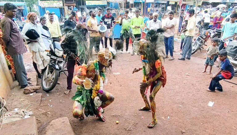 ಮೊಹರಂ ಆಚರಣೆ: ನೋಡುಗರ ಗಮನ ಸಳೆದ ಹುಲಿ ವೇಷಧಾರಿಗಳ ಕುಣಿತ ಮೊಹರಂ ಆಚರಣೆ: ನೋಡುಗರ ಗಮನ ಸಳೆದ ಹುಲಿ ವೇಷಧಾರಿಗಳ ಕುಣಿತ