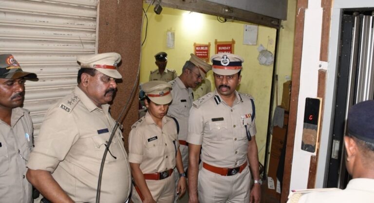 ಸಿನಿಮಾ ಅಲ್ಲ ರಿಯಲ್: ಕಲಬುರಗಿಯಲ್ಲಿ ಹಾಡ ಹಗಲೇ 3 ಕೆಜಿ ಚಿನ್ನಾಭರಣ ಲೂಟಿ