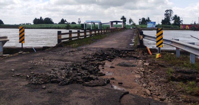 ಬೆಳಗಾವಿ: ಮಹಾರಾಷ್ಟ್ರದಿಂದ ನೀರು, ಪ್ರವಾಹಕ್ಕೆ ಕೊಚ್ಚಿಹೋದ ರಸ್ತೆ