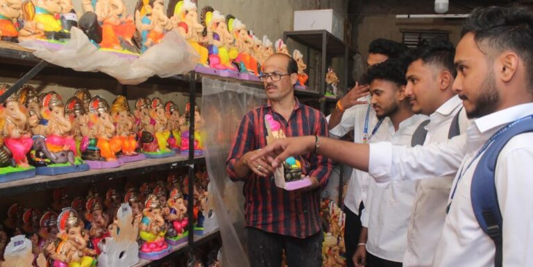 ಬಾಗಲಕೋಟೆ: ಮಾರುಕಟ್ಟೆಯಲ್ಲಿ ಗಣೇಶ ಮೂರ್ತಿ ಮಾರಾಟ ಬಲು ಜೋರು ಬಾಗಲಕೋಟೆ: ಮಾರುಕಟ್ಟೆಯಲ್ಲಿ ಗಣೇಶ ಮೂರ್ತಿ ಮಾರಾಟ ಬಲು ಜೋರು