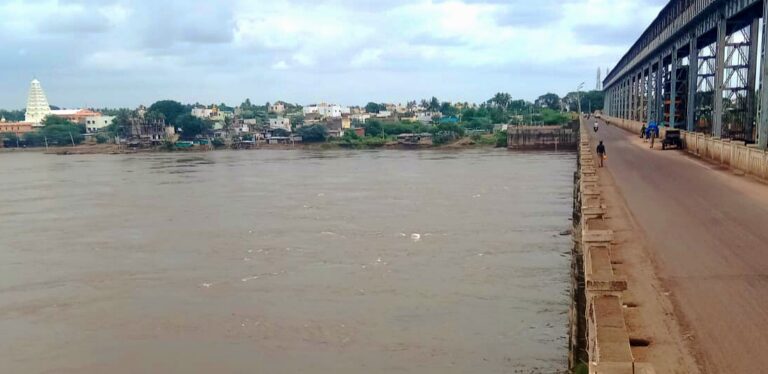 ಬಾಗಲಕೋಟೆ: ಕೃಷ್ಣಾ ನದಿ ನೀರು ಇಳಿಮುಖ, ನಿಟ್ಟುಸಿರು ಬಿಟ್ಟ ಜನತೆ ಬಾಗಲಕೋಟೆ: ಕೃಷ್ಣಾ ನದಿ ನೀರು ಇಳಿಮುಖ, ನಿಟ್ಟುಸಿರು ಬಿಟ್ಟ ಜನತೆ