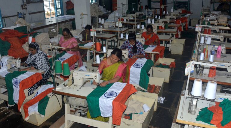 ರಾಷ್ಟ್ರಧ್ವಜ ಬಿಟ್ಟು ಚೀಲ ನೇಯುತ್ತಿರುವ ಬೆಂಗೇರಿ ನೇಕಾರರು