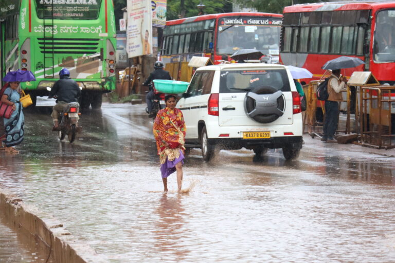 ನಿರಂತರ ಮಳೆಗೆ ಕಂಗಾಲಾದ ಹುಬ್ಬಳ್ಳಿ-ಧಾರವಾಡ ನಗರದ ಜನ
